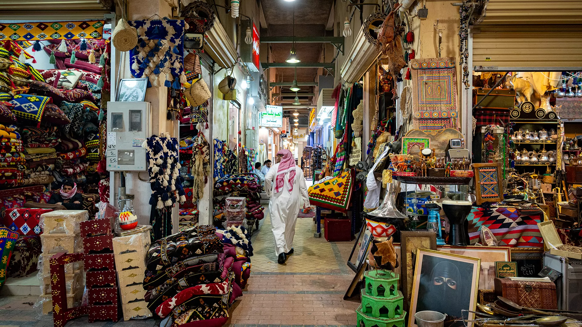 Traditional Souks in Riyadh -Where to Find Gold, Spices, and Authentic Saudi Souvenirs